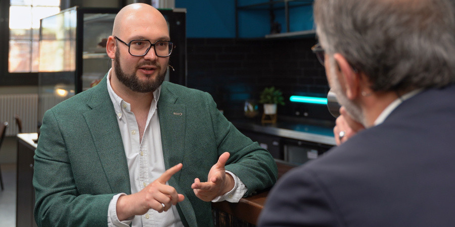 Schul-IT mit Laptops und Tablets. Schnelle und einheitliche Geräteverwaltung.